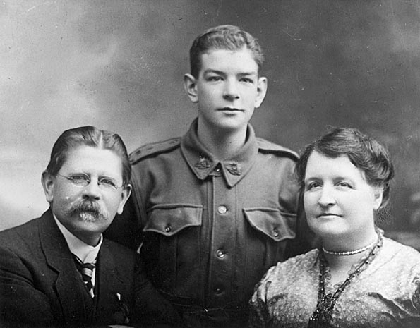 'Charles Ulm with his mother and father', 1914