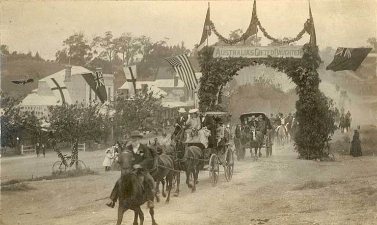 Dame Nellie Melba in a procession at Lilydale, 1902